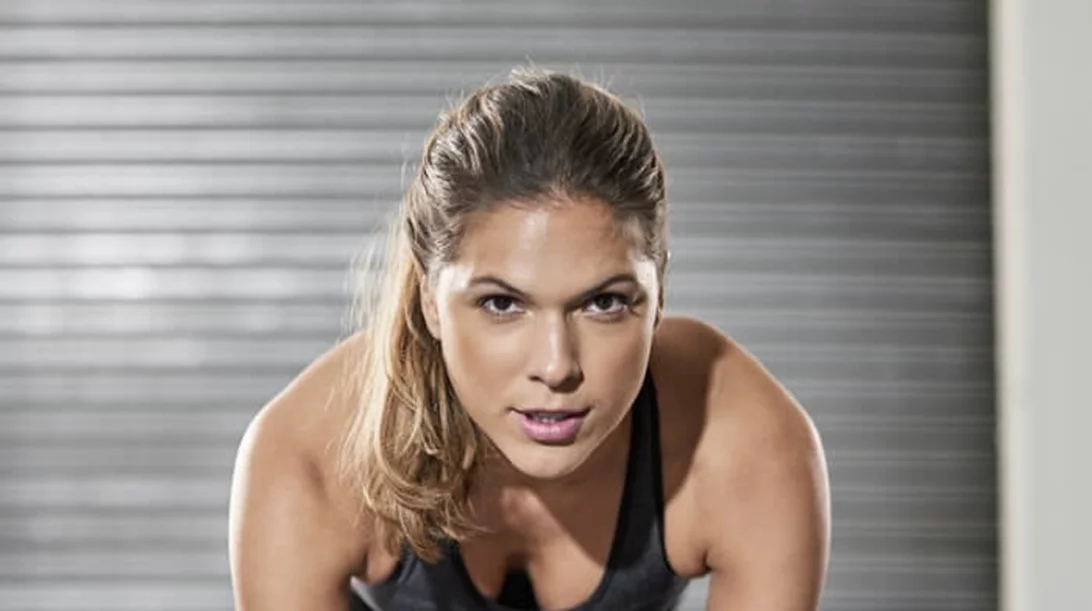 Άσκηση σανίδα: Πώς να την κάνεις σωστά για να "χτίσεις" σώμα