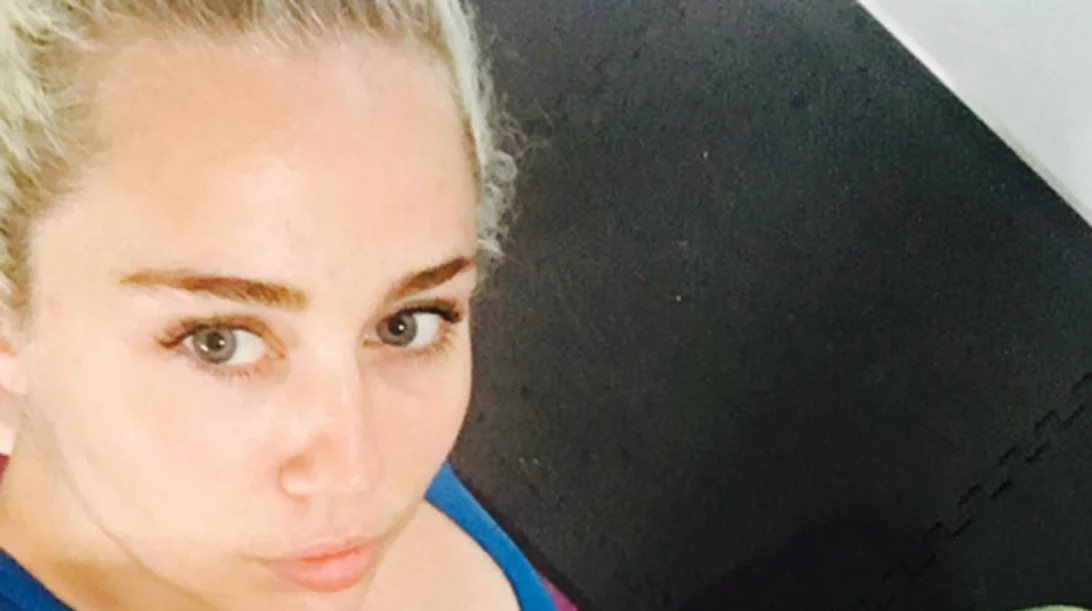 H Miley Cyrus είναι yoga pro! Δες τις απίστευτες ικανότητες της στη yoga!