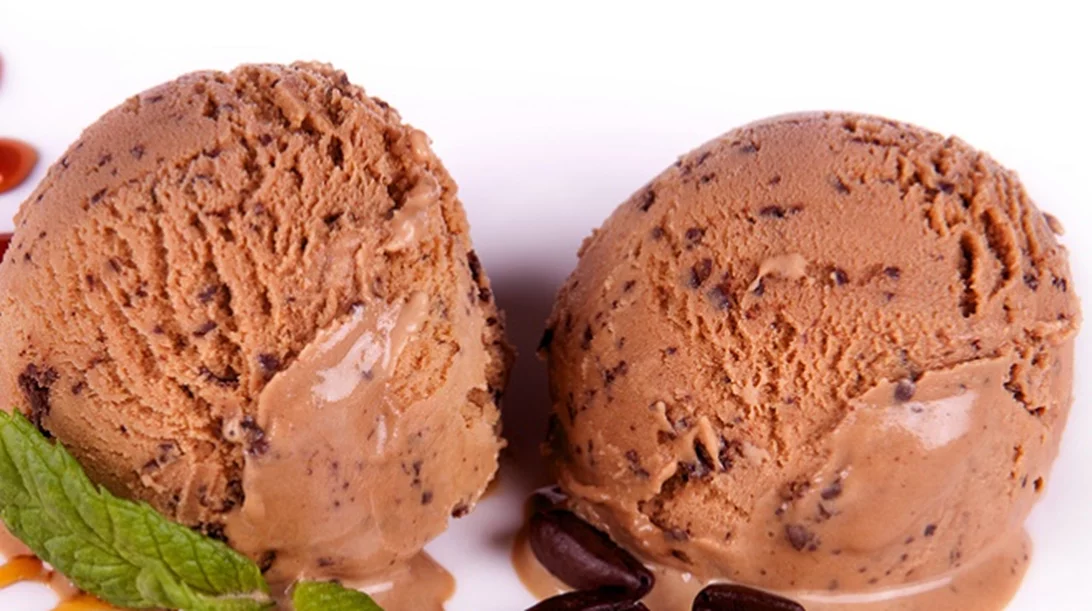 Σπιτικό παγωτό σοκολάτα με μόνο 104 θερμίδες (χωρίς ζάχαρη, χωρίς λακτόζη!)