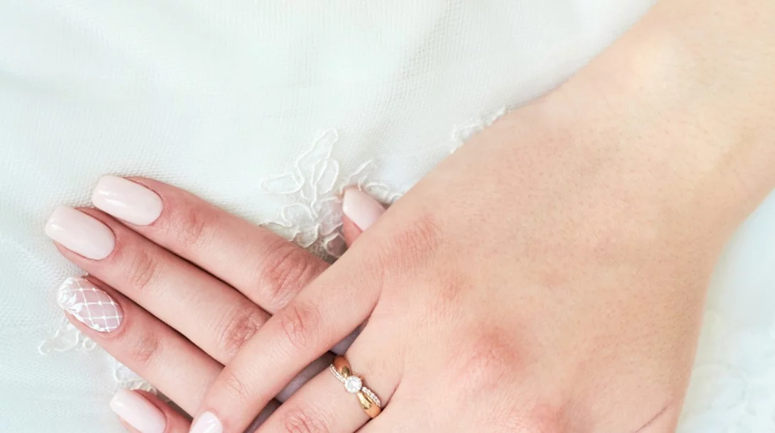 Νυφικά νύχια: 20 ιδέες για ένα ξεχωριστό αλλά διακριτικό μανικιούρ γάμου