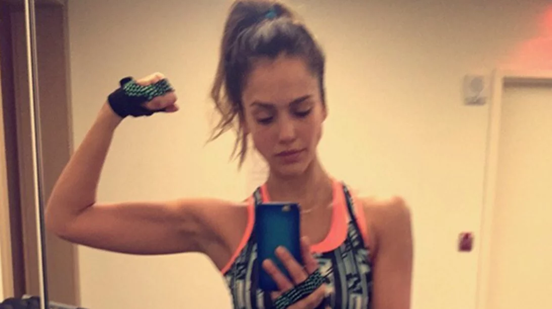 Έτσι «χτίζει» κορμί η Jessica Alba! (μάθαμε και το αγαπημένο της healthy πρωινό!)