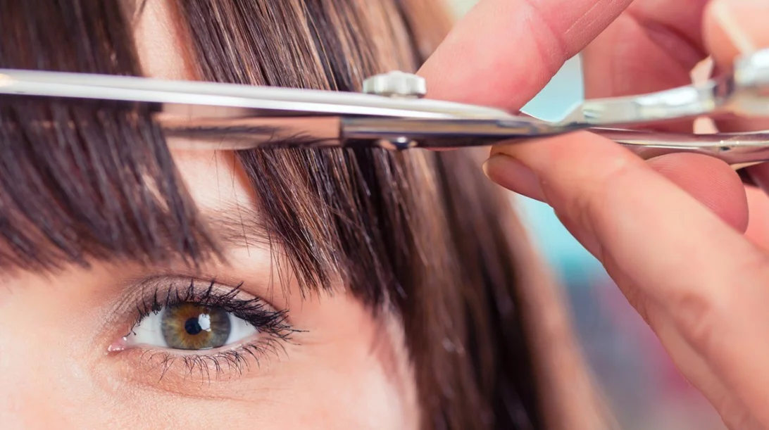 Πώς να κουρέψεις μόνη σου τις αφέλειες σύμφωνα με τους ειδικούς