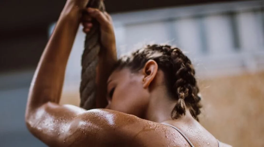 Ιδρώνω πολύ, τι να κάνω; 7 τρόποι να νικήσεις τον ιδρώτα και να είσαι διαρκώς στεγνή