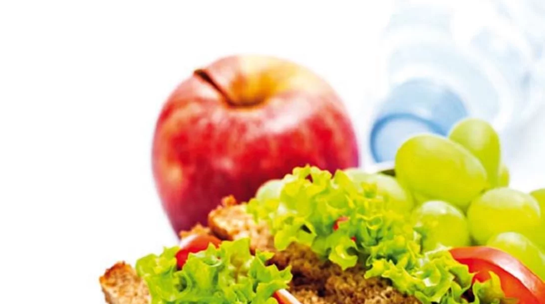 Τι να τρώει το παιδί; Να πώς θα φτιάξεις το σωστό γεύμα για τα παιδιά (και να το φάει όντως!)