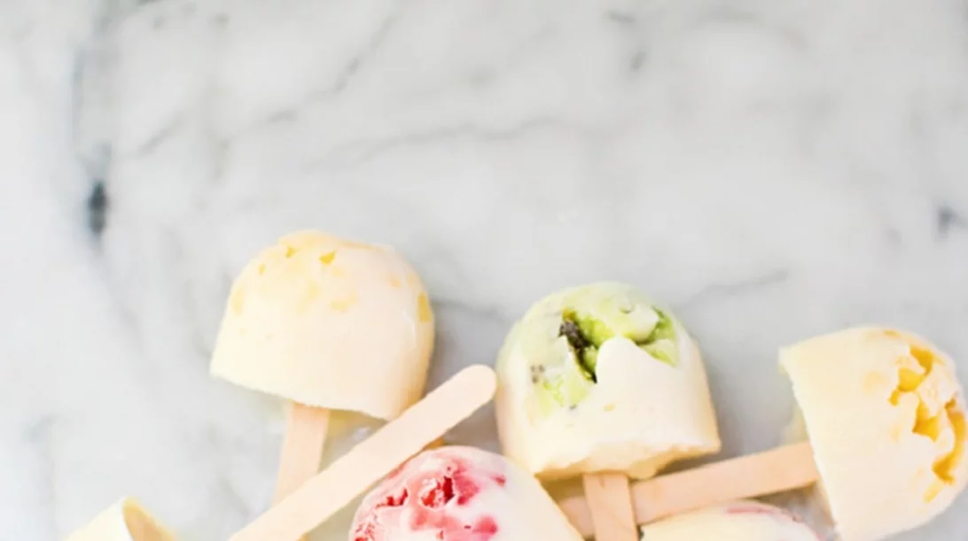 Γιαούρτι σε ξυλάκι; Φτιάξε εύκολα παγωτίνια γιαουρτιού με φρέσκα φρούτα (yogurt pops)