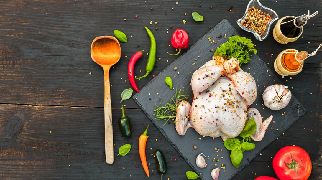 Να γιατί ΔΕΝ ΠΡΕΠΕΙ ποτέ να πλένεις το κοτόπουλο προτού το μαγειρέψεις