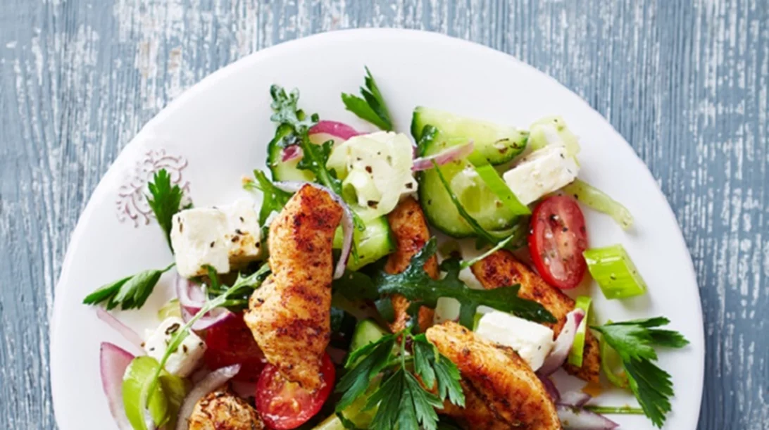 Εύκολη και υγιεινή μεσογειακή σαλάτα με κοτόπουλο [video]