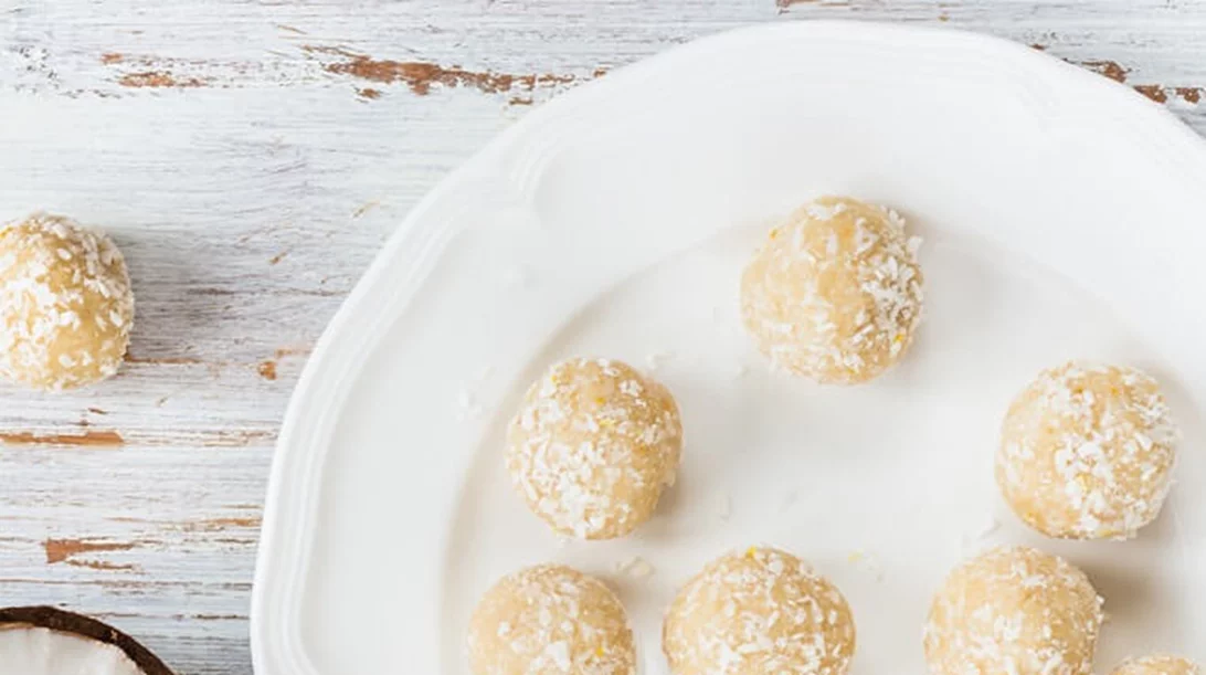 2 συνταγές για γλυκά ΧΩΡΙΣ ψήσιμο: Μπάλες καρύδας και μπουκιές με βούτυρο αμυγδάλου
