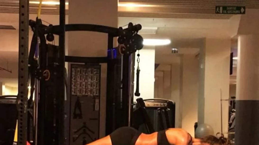 Είσαι fitness pro; Δοκίμασε αυτή την άσκηση με ιμάντες TRX και πλειομετρικό κουτί