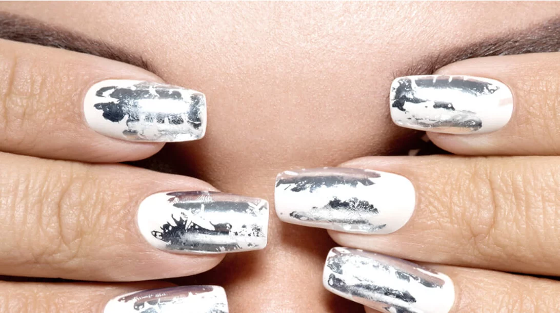 Mirror Nails: Οι πιο hot ιδέες για μεταλλικά νύχια καθρέφτη!