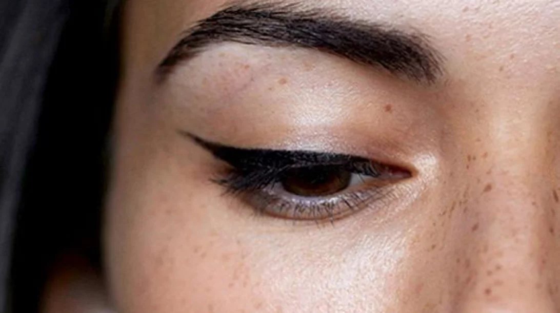 Αυτό το βίντεο αλλάζει τον τρόπο που φορούσες το eyeliner μέχρι τώρα
