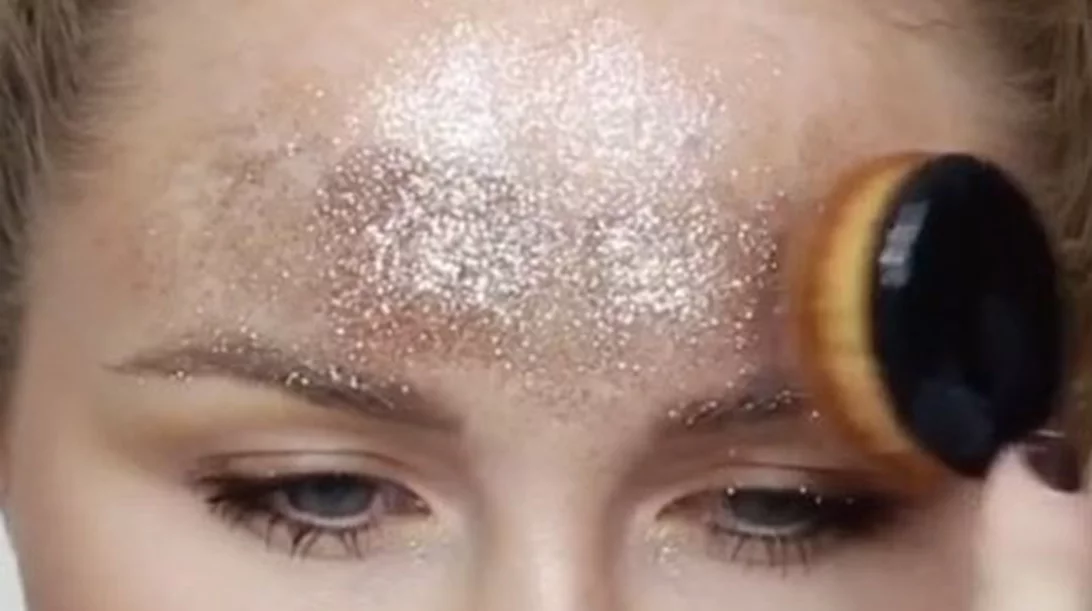 Ένα μακιγιάζ μόνο με... γκλίτερ; Αυτή η makeup artist το κάνει!