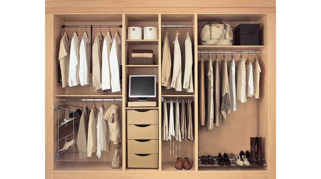 Έτσι θα οργανώσεις την ντουλάπα με τα ρούχα σαν στυλίστρια