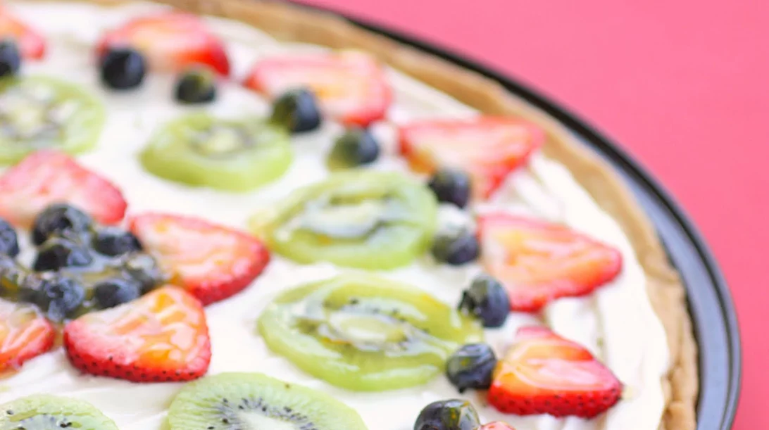 Πώς θα φτιάξεις παιδική πίτσα χωρίς ψήσιμο με ταχίνι και φρούτα!