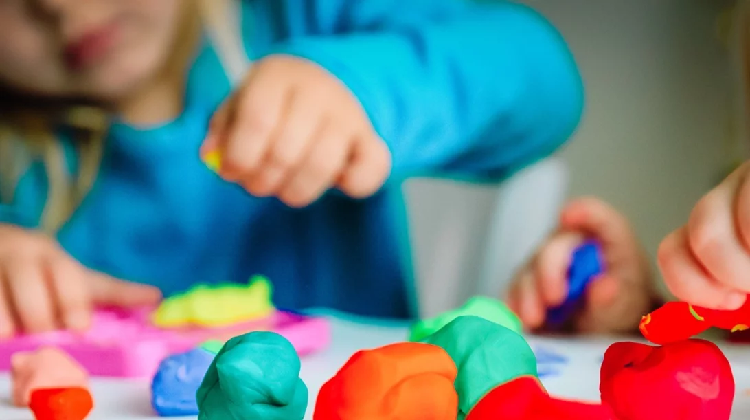 Πώς θα φτιάξω σπιτική πλαστελίνη για τα παιδιά (μη τοξική και έτοιμη σε 10 λεπτά)