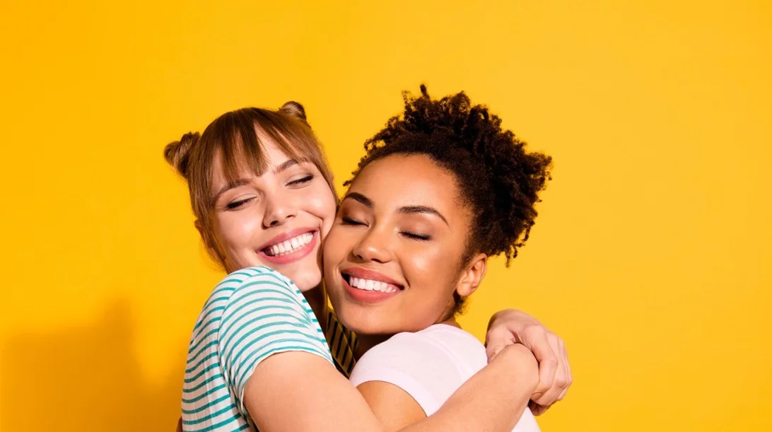 Προστασία από ιώσεις: Μια αγκαλιά την ημέρα, τις ιώσεις κάνει πέρα (αποδεδειγμένα!)