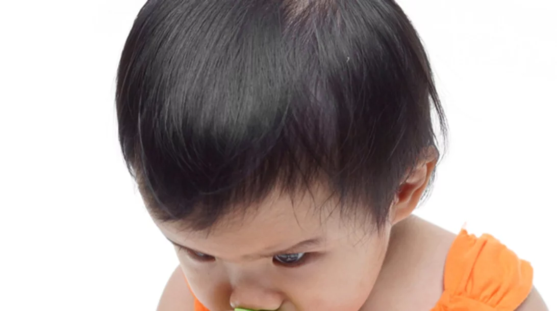 Τι να κάνεις αν πνίγεται το μωρό ή το παιδί: Οι κινήσεις για πρώτες βοήθειες στην πνιγμονή παιδιών