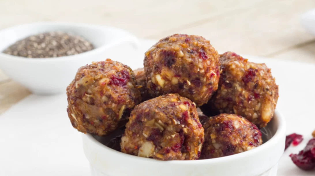 Μπάλες ενέργειας με αμύγδαλα και αποξηραμένα βερίκοκα ΧΩΡΙΣ ψήσιμο