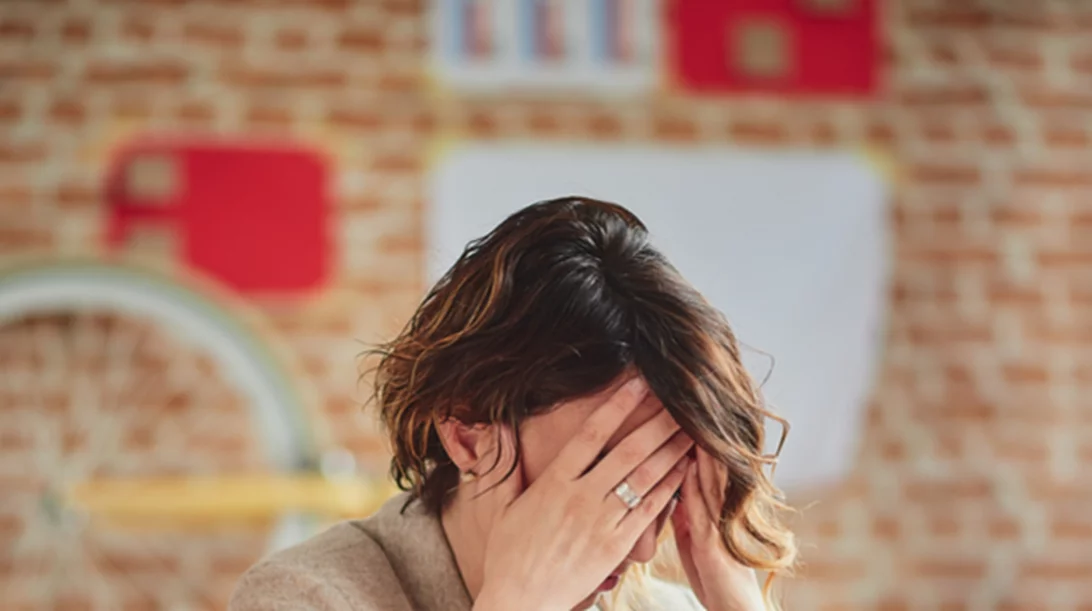 Τι σου προκαλεί πονοκέφαλο και πώς να το αποφύγεις (οι συμβουλές του νευρολόγου)