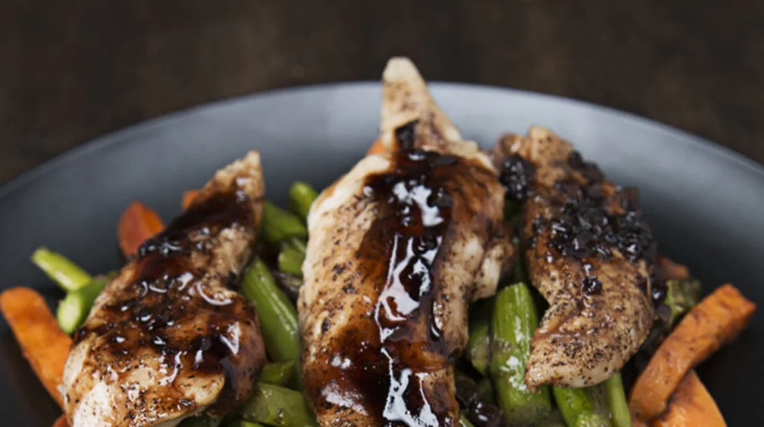 #Shapetaperaki: Κοτόπουλο με μπαλσάμικο, γλυκοπατάτες και σπαράγγια (βίντεο)