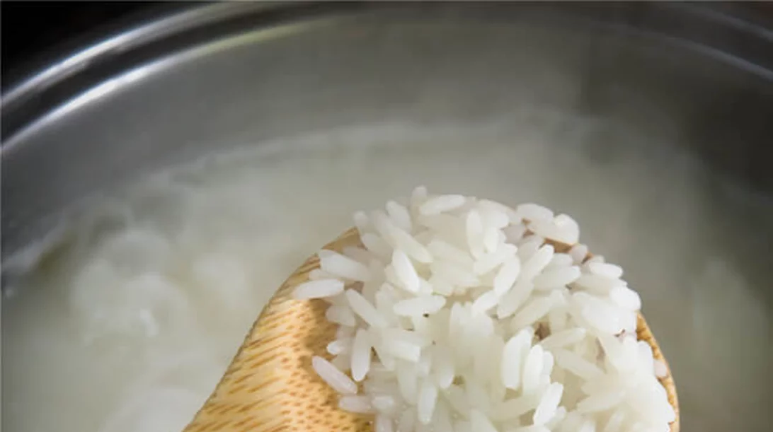 Νέα έρευνα: ΠΡΕΠΕΙ να μουλιάζουμε το ρύζι πριν το μαγείρεμα;