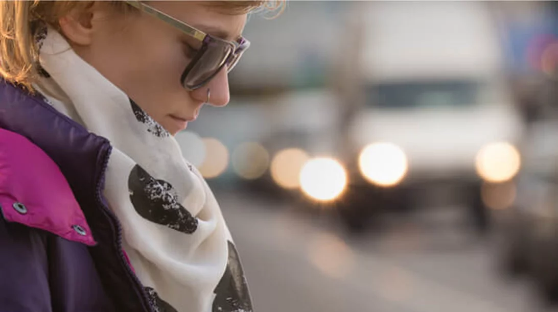 Είσαι «κολλημένη» στο κινητό; Πεζοδρόμια-φωτεινοί σηματοδότες ετοιμάζονται για σένα!