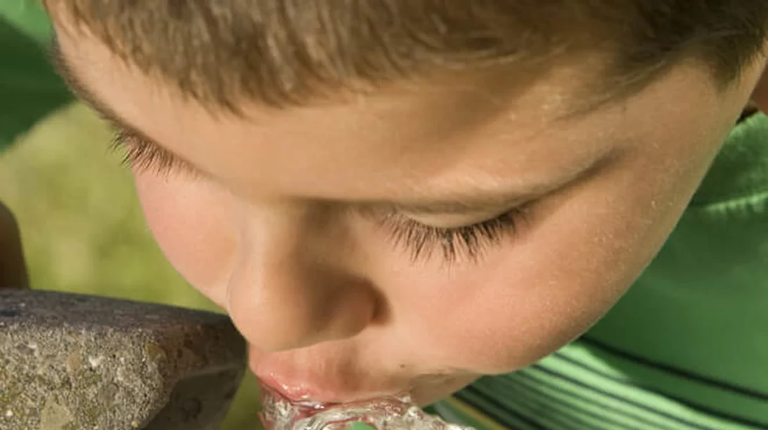 Νέα έρευνα: Το πολύ καθαρό νερό μπορεί να προκαλεί άσθμα στα παιδιά!