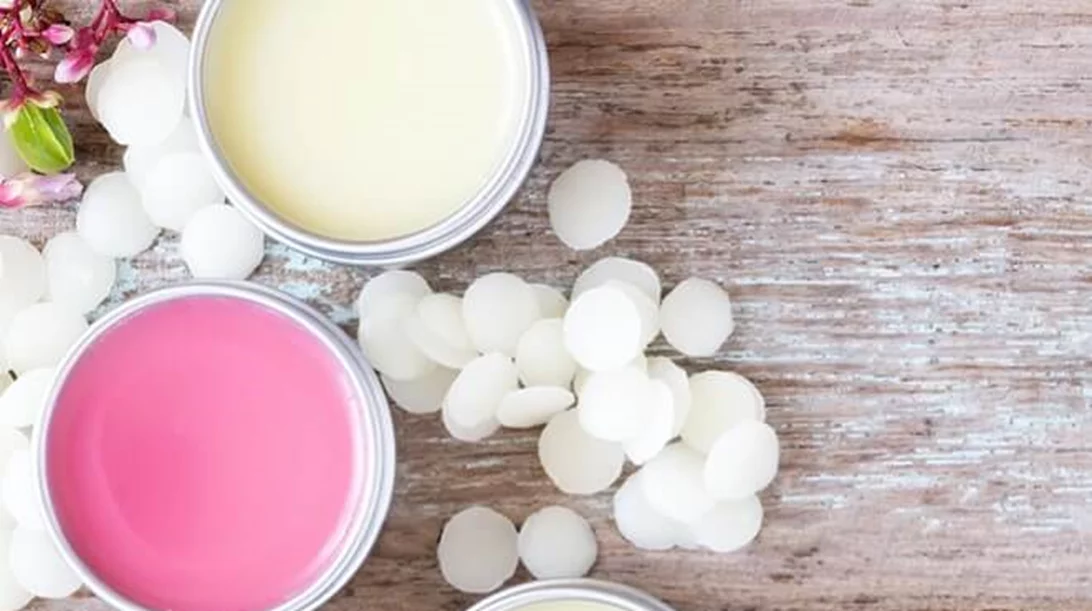 Πώς θα φτιάξω lip balm; Η συνταγή για σπιτικό lip balm με 2 υλικά από το Pinterest