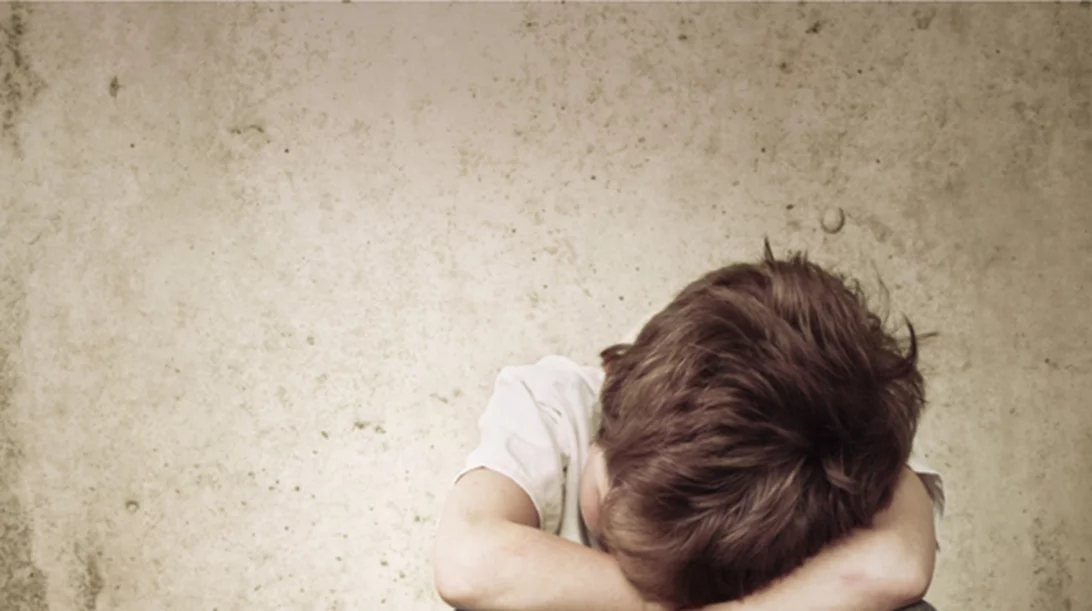 Νέα έρευνα: Η παιδική κακοποίηση σχετίζεται ακόμη και με τη φτώχεια