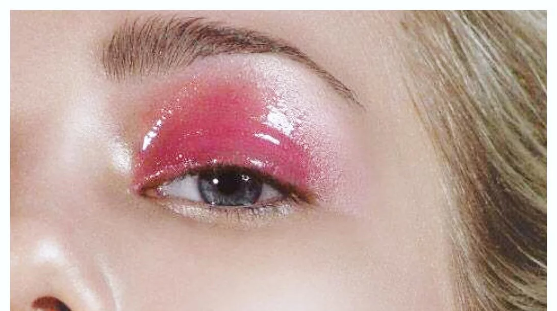 Η hot τάση στο μακιγιάζ ματιών: Δες πώς θα πετύχεις τα «υγρά βλέφαρα» (είτε έχεις υγρές σκιές είτε όχι!)