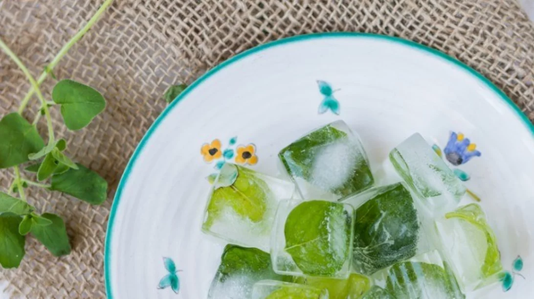 Διατήρηση τροφίμων: Πώς να μη βγάλουν φύτρες οι πατάτες, να μη μουχλιάσει το τυρί και να φτιάξεις παγάκια με λάδι και μυρωδικά