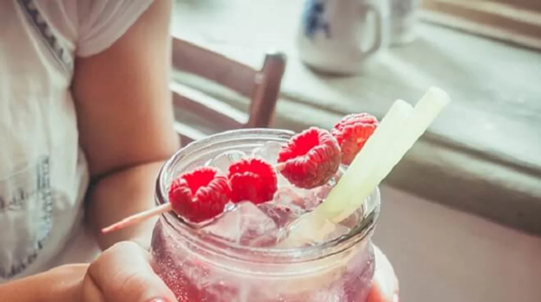 Παγκόσμια Ημέρα Νερού: Με τι πίνουν οι διάσημες το νερό τους (ιδέες για water cocktails!)