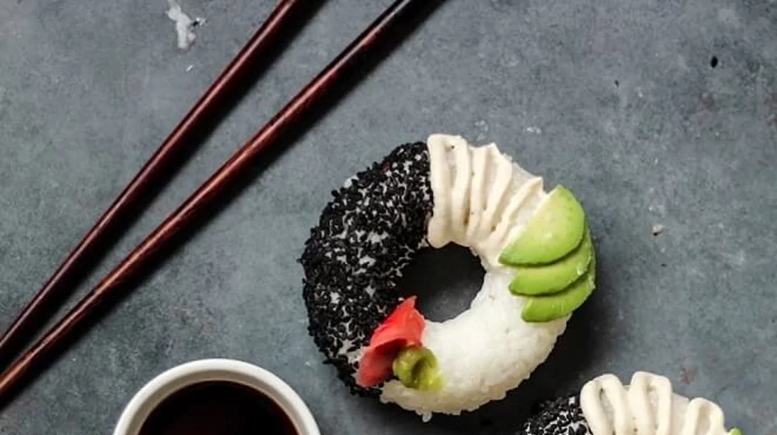 Νέα διατροφική μανία στο Instagram: Ντόνατ φτιαγμένο από σούσι!