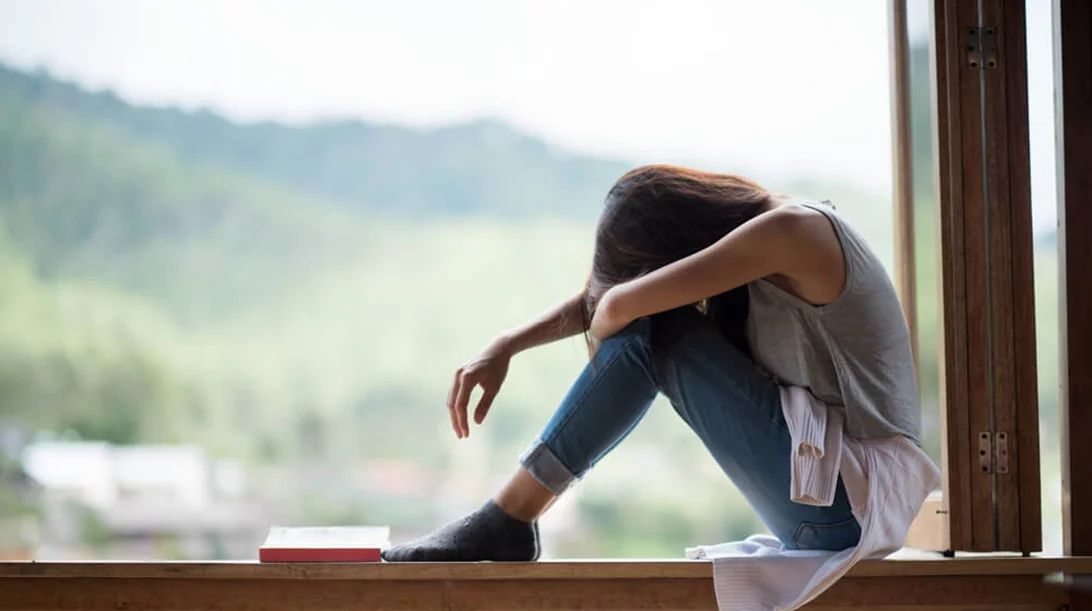 Νιώθω μοναξιά: Tι να κάνεις για να νιώσεις καλύτερα (και οι top τροφές για καλή διάθεση)