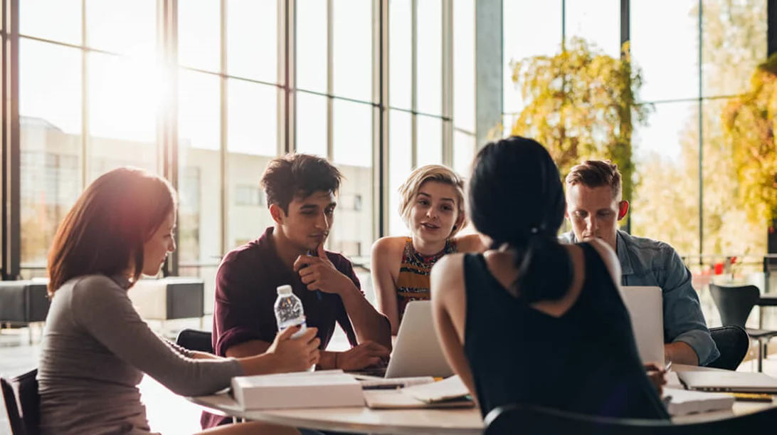 Μόλις μάθαμε αν είμαστε όντως πιο μορφωμένοι από τους υπόλοιπους Ευρωπαίους