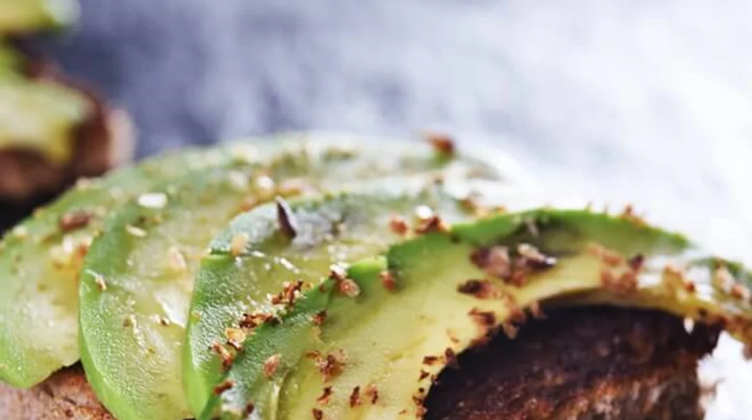 Πώς θα φτιάξεις ψωμί από κινόα (και ένα τέλειο spread με αβοκάντο!)