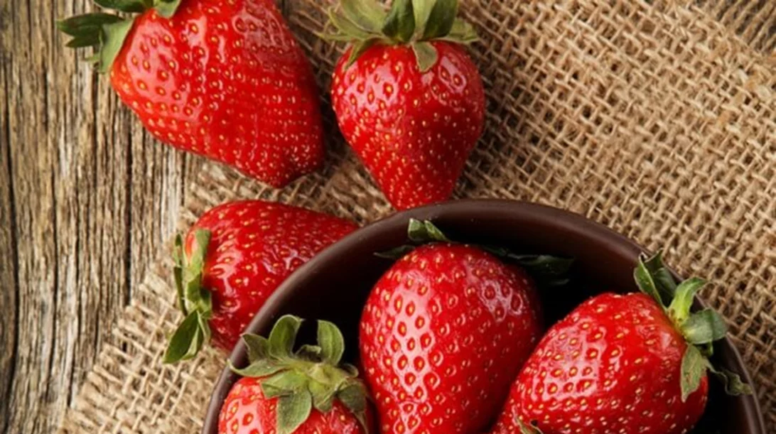Η φράουλα προστατεύει το στομάχι από τις επιπτώσεις του αλκοόλ