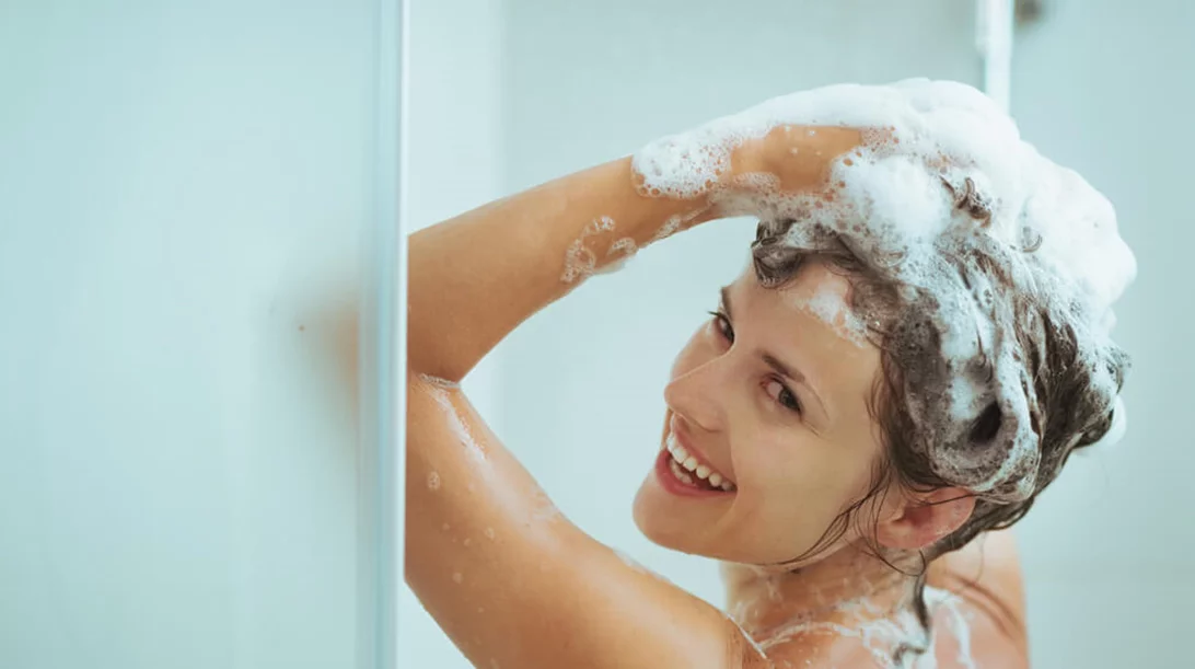 O πιο πρωτότυπος και γρήγορος τρόπος να λούσεις τα μαλλιά σου (ειδικά αν είσαι τεμπέλα!)