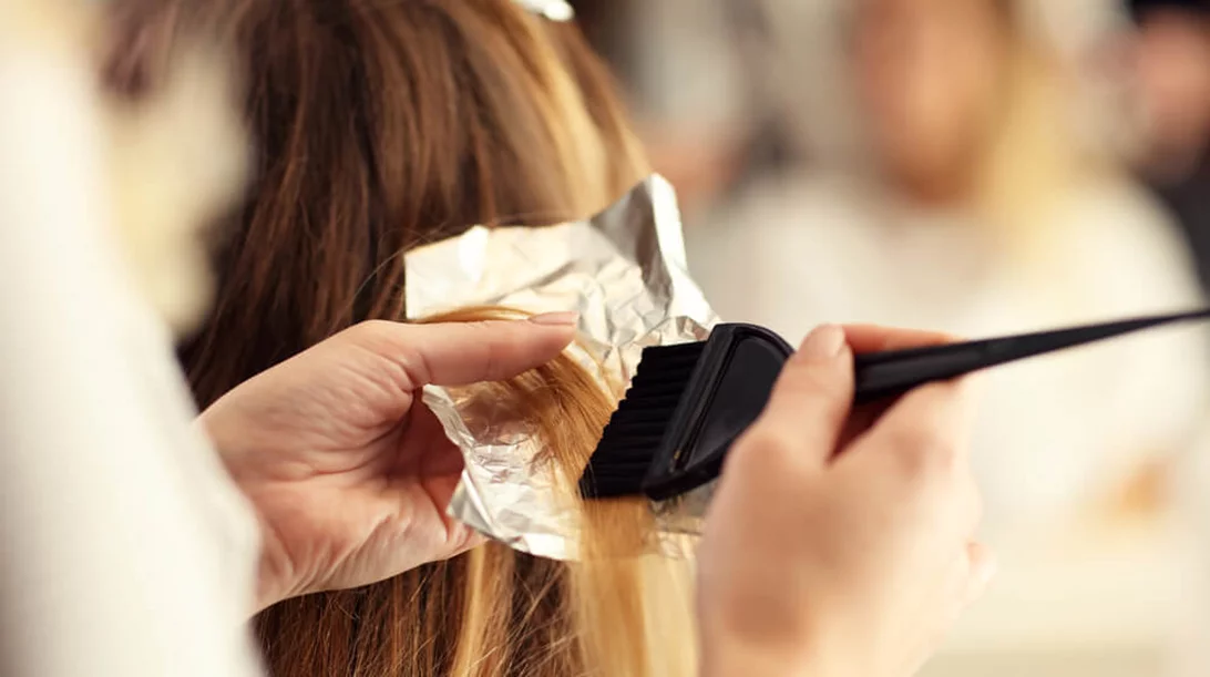 Αποτυχημένη βαφή; Πώς διορθώνεται το χρώμα μαλλιών