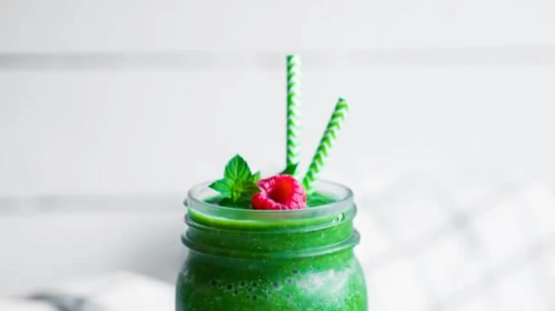 2 πράσινα smoothies αποτοξίνωσης που δρουν χωνευτικά και διώχνουν τις τοξίνες (με λαχανικά!)