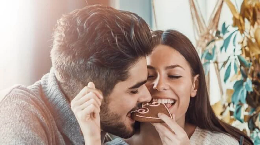 Τι τρώνε οι γυναίκες όταν βγαίνουν ραντεβού με έναν ωραίο άντρα;