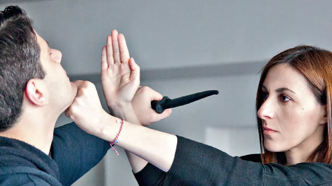 Ξέρεις τι να κάνεις αν σου επιτεθεί κάποιος με μαχαίρι; Δοκιμάσαμε Krav Maga για γυναίκες (το σύστημα αυτοάμυνας που ΠΡΕΠΕΙ να μάθεις τώρα!)