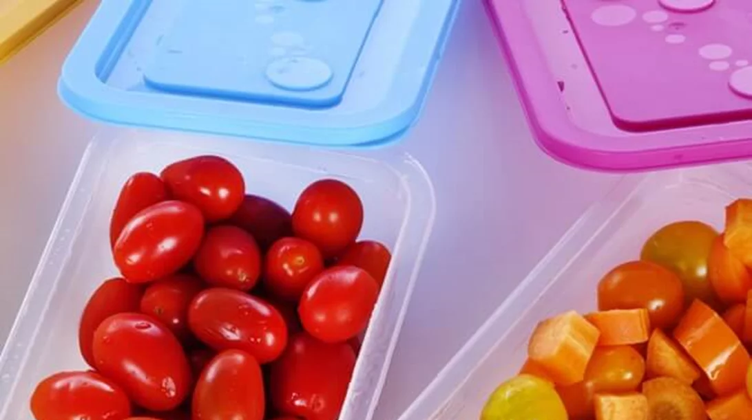 Είναι καρκινογόνα; Πώς να τηγανίζεις, πώς να ψήνεις το κρέας, τι δοχεία να βάζεις στο μικροκυμάτων; Να τι συστήνουν οι έρευνες