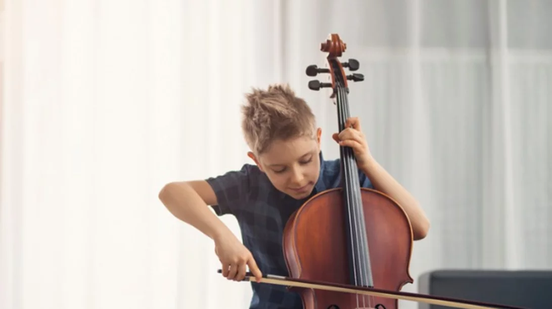 Ποια είναι η καλύτερη ηλικία να μάθει το παιδί ένα μουσικό όργανο; Και πώς αλλάζει αυτό τον εγκέφαλό του;