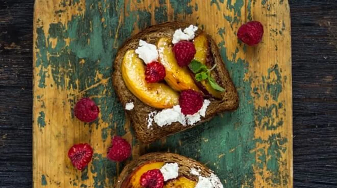 Αυτό το τοστ με ροδάκινο και τυρί κρέμα είναι η καλύτερη επιλογή για πρωινό στο κρεβάτι!