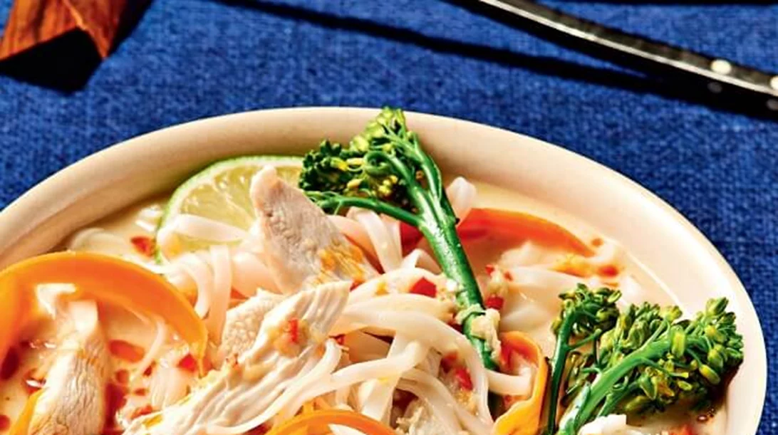 Πώς θα φτιάξεις σούπα ράμεν με ταϊλανδέζικο κοτόπουλο και μπρόκολο