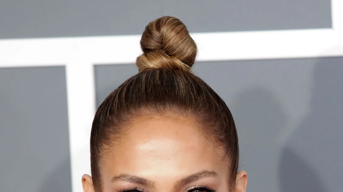 Λαμπερή επιδερμίδα στο πρόσωπο: H makeup artist της JLo και της Kendall Jenner αποκαλύπτει ΤΟ μυστικό της