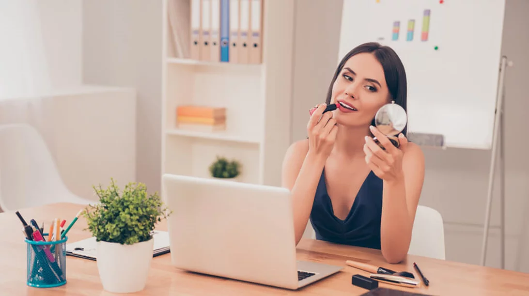 Τα 12 απαραίτητα προϊόντα ομορφιάς για το συρτάρι του γραφείου