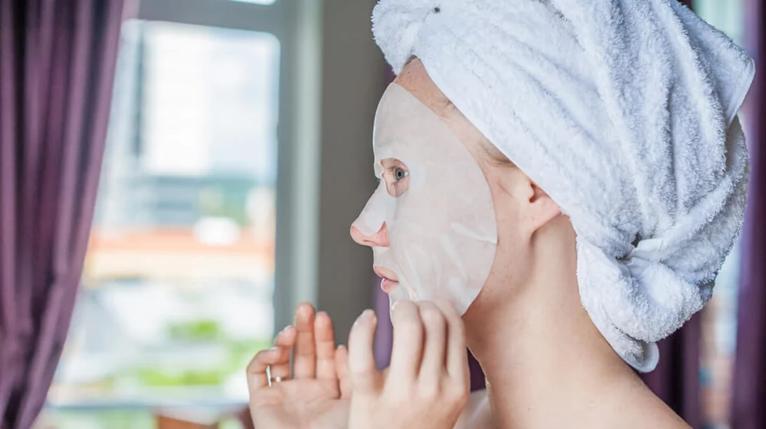 Θα έβαζες ποτέ 100 sheet masks στο πρόσωπο σου; Αυτή η γυναίκα το έκανε!