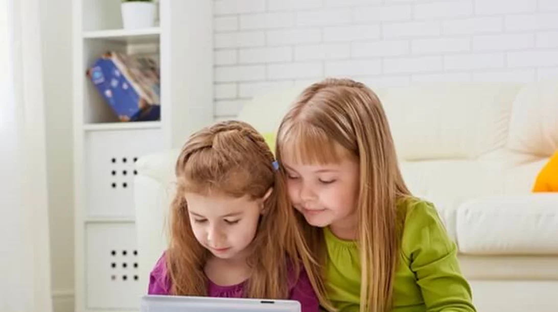 Τα παιδιά έως 2 ετών που παίζουν με κινητά και τάμπλετ αργούν να μιλήσουν για πρώτη φορά